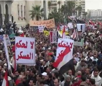 Des milliers de manifestants devant une mosquée du Caire,La foule pro-Morsi réclame le retour du « président »