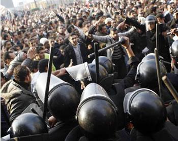 Egypte: dans un climat de méfiance,Beblawi tente de former son gouvernement