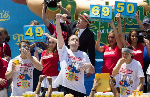 Etats-Unis: Il dévore 69 hot-dogs en 10 minutes et conserve son titre de plus gros mangeur du monde
