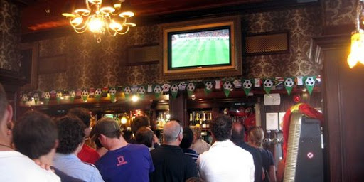 Football : le Mondial et l’Euro pourront être réservés aux chaînes de télévision gratuites