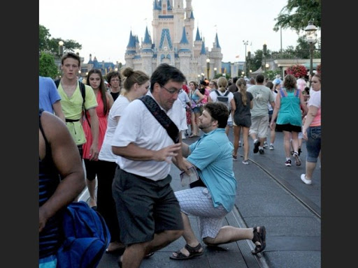 Il gâche une demande en mariage et devient une star du web