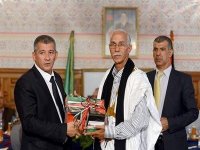 La commune d’Alger-centre remet 51.000 drapeaux sahraouis au wali d’Al-Ayoune occupée