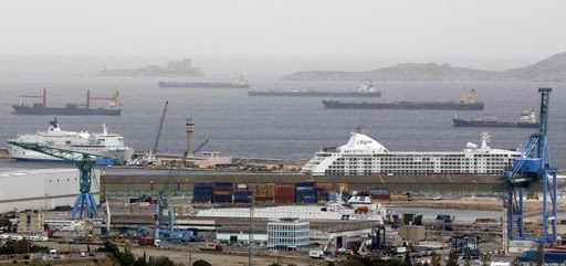 Le port de Marseille bloqué par une grève des dockers