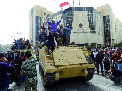 Le président Mohamed Morsi acculé dans ses derniers retranchements,L’armée égyptienne soutient les revendications du peuple