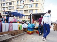 Les points de vente illicites se propagent à Alger Des produits alimentaires aux marques inconnues sur les étals