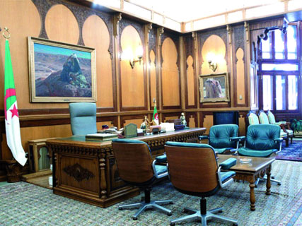 Maladie et absence du président, manque de visibilité et manœuvres politiques ,L’été de toutes les incertitudes