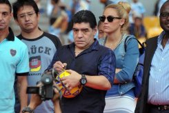 Maradona opéré des yeux avec succès