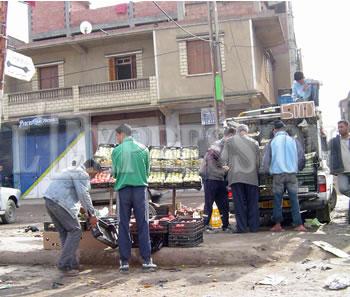 ORAN, Des fruits et légumes sur les trottoirs