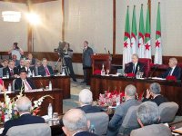 Pas de relâche estivale, Le gouvernement sur plusieurs fronts