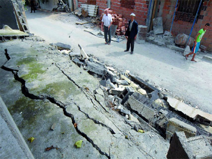 Quatre jours après le séisme, Hamam Melouane a peur la nuit