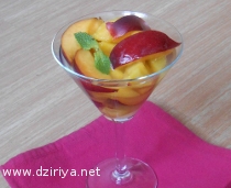 Salade de fruits aux pêches et nectarines à la menthe et au gingembre