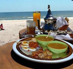 Skikda : fuyant la chaleur, des familles rompent le jeûne sur les plages