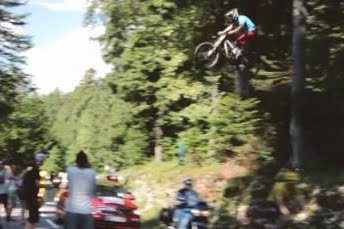 Tour de France 2013 : En VTT, Romain Marandet saute par-dessus les coureurs