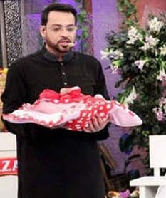 Un présentateur pakistanais offre des bébés en direct