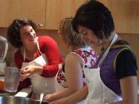Une occasion pour apprendre à cuisiner Les jeunes filles retroussent leurs manches