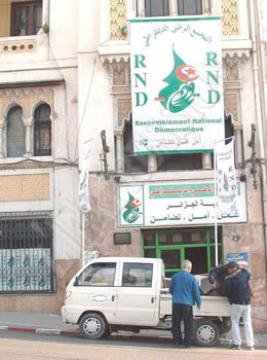 A quatre mois de la convocation du corps électoral,Les manoeuvres commencent