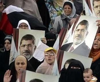 Alors que les deux restent sur leur position,Les anti-Morsi font vibrer la corde nationaliste