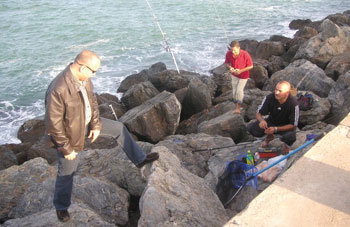 Annaba : Evacuation de deux personnes coincées pendant une nuit sur les rochers de la plage Oued Bekrat