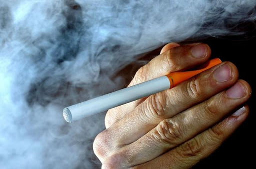 Cigarettes électroniques: Doivent-elles subir les mêmes interdictions que la cigarette?