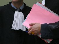 Corruption, Les partis surfent sur la vague de réprobation