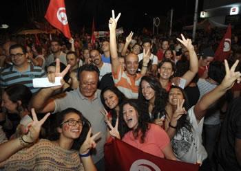 Crise politique en Tunisie,Démonstration de la rue face aux islamistes au pouvoir