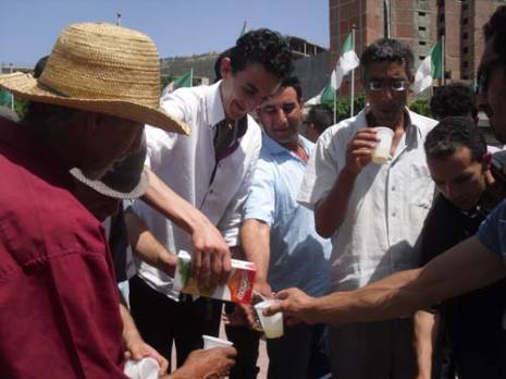 Des non-jeûneurs se rassemblent et déjeunent en public à Tizi Ouzou