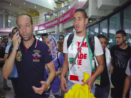 Il a été chaleureusement accueilli hier à l’aéroport d’Alger ,Belfodil : “Fier de défendre les couleurs de l’Algérie”