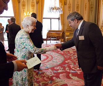 Il a reçu the queens awards to entreprise,Un entrepreneur algérien primé par Elizabeth II