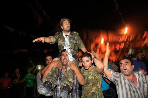 Israël libère des détenus palestiniens mais lance un raid sur Gaza