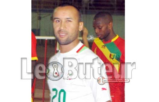 Khoualed Vahid tient son arrière droit