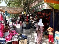 Le marché aux vêtements d’Ain Fakroun : une planche de salut pour les parents