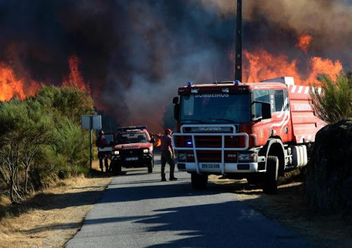 Portugal: 900 pompiers luttent toujours contre les incendies