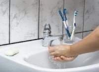 Sur 431 litres d’eau consommés par foyer, Au moins 20 litres sont perdus