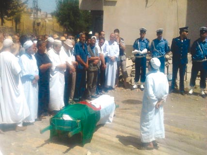 Un des policiers assassinés à Azeffoun a été inhumé jeudi, Aït Oumalou pleure son fils
