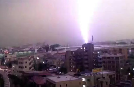 VIDEO Un éclair foudroie un train à Tokyo