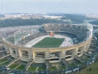 Ailleurs, les stades sont plus grands et plus modernes, Les nôtres deviennent des tombes !