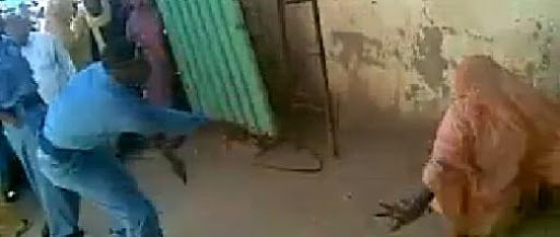 Au Soudan, une femme flagellée sous les ricanements des policiers