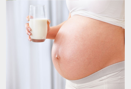 Boire du lait pendant la grossesse rend les enfants plus grands