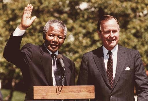 Bush père pleure la mort de Mandela… une gaffe de son porte-parole
