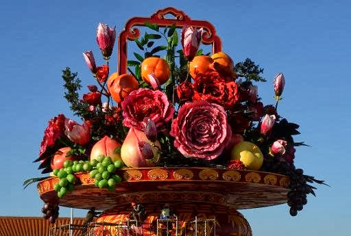 Chine: un vase géant fait grincer des dents place de Tiananmen