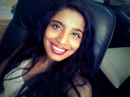 Elle se cache dans un placard pour surprendre un ami, il la tue