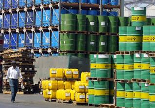 Le pétrole en baisse, le Brent finit à 112 dollars le baril