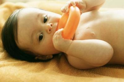 Les gestes qui soulagent bébé quand il fait ses dents