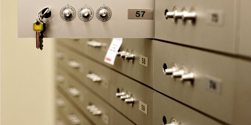 Rennes : à 91 ans, elle reste enfermée 24 heures dans sa banque