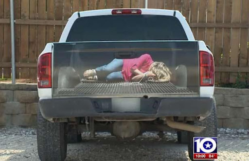 Texas: Un sticker publicitaire représentant une femme kidnappée fait polémique