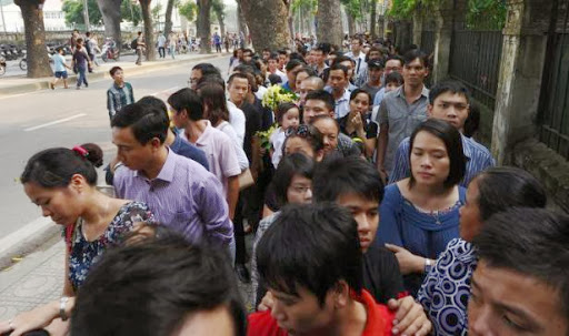 Des milliers de Vietnamiens rendent hommage au général Giap