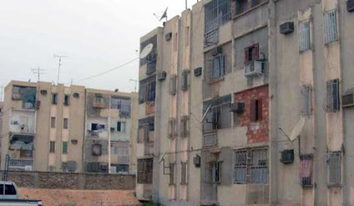 Guerre de gangs à Baraki Cocktails Molotov, épées, couteaux…