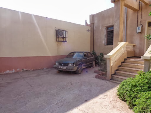 Hassi Bounif Un dispensaire tombé en désuétude, transformé en garage de mécanicien et n’assurant aucun service aux citoyens Quand le sommet du ridicule est atteint !