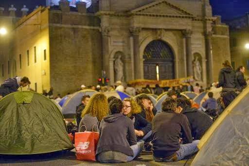 Italie: les manifestants campent toujours sur une grande place à Rome