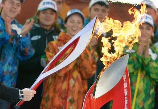 JO-2014: Poutine reçoit la flamme sur fond de critiques